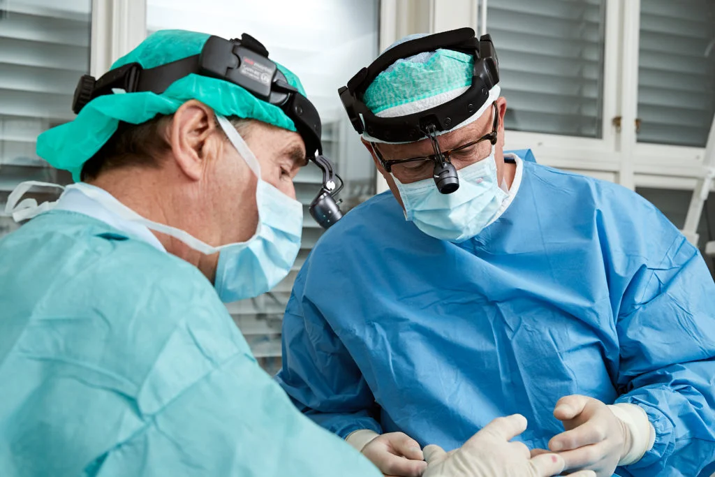 To kirurger med en operasjon